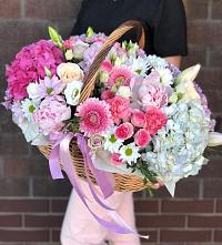 Цветочная композиция из Розы, Хризантемы, Пионы и Лизиантусы в корзине в Садовом Республика Дагестан